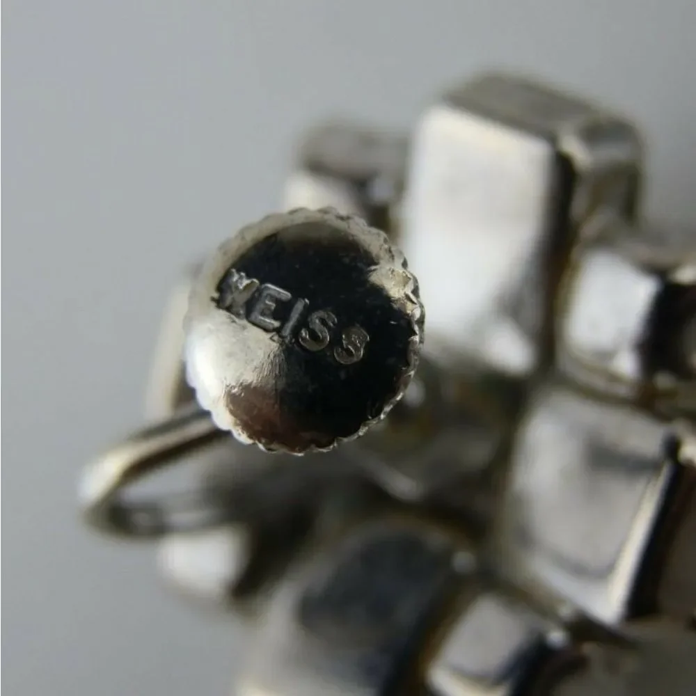 Vintage Weiss Rhinestone Screw Back Earrings - Picture 4 of 4